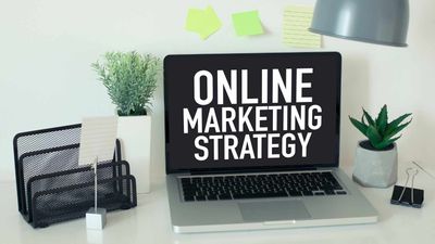 Ein Laptop auf einem Schreibtisch mit dem Schriftzug Online Marketing Strategy