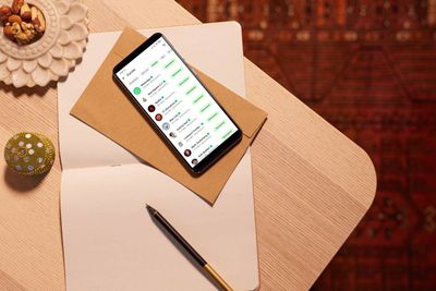 Ein Handy, auf welchem WhatsApp Kanäle geöffnet sind