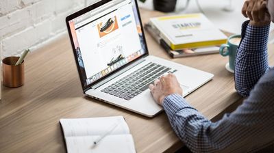 Ein Laptop mit einer E-Mail Kamopagne