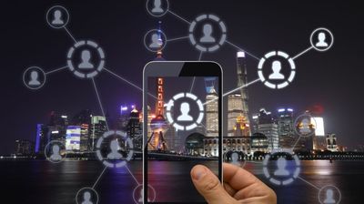 Ein über WhatsApp vernetztes Handy