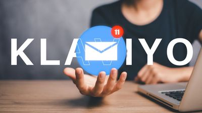 Ein Laptop mit dem Schriftzug Klaviyo und ein E-Mail Symbol