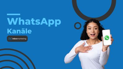 Eine lebensfrohe Frau, welche ein Handy mit WhatsApp in der linken Hand hält