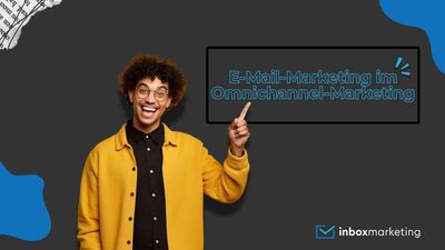 Ein junger Marketingexperte mit einer gelben Jacke zeigt auf den Titel des Blogbeitrags.