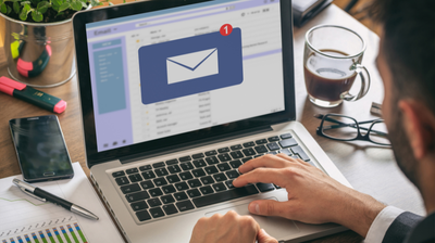 Ein Laptop mit einem geöffneten E-Mail Programm