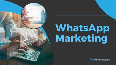 eine Person die am Laptop sitzt mit einem WhatsApp Marketing Schriftzug